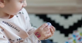 Dom nie musi być więzieniem, czyli 20 sprawdzonych pomysłów na kreatywne zabawy z dzieckiem